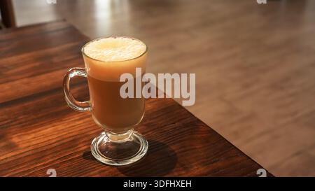 Boisson de café mousseuse sur la table en bois Banque D'Images