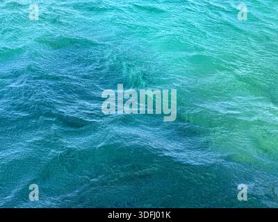 Ondulations de la surface de la mer sur la surface bleue Banque D'Images