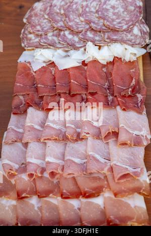 Le temps d'un festin -un plateau de viande typiquement italienne ​​cured finement tranchée. Banque D'Images