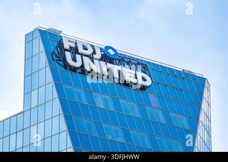 Logo FDJ United sur son siège à Boulogne-Billancourt, France, opérateur des jeux de loterie nationaux français et irlandais. Banque D'Images