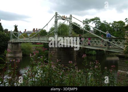 Passerelle Victoria au-dessus de la rivière Wye, Hereford. - Herefordshire, Royaume-Uni : mai 2022 Banque D'Images