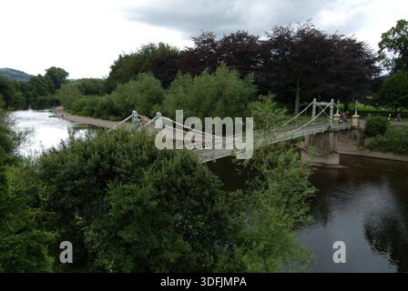 Passerelle Victoria au-dessus de la rivière Wye, Hereford. - Herefordshire, Royaume-Uni : mai 2022 Banque D'Images