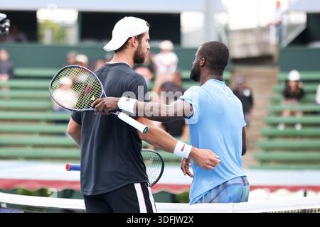 Melbourne, Australie. 13 janvier 2026. Karen Khachanov de Russie célèbre la victoire de Frances Tiafoe des États-Unis (pas en vue) le jour 1 du Kooyong Classic 2026. Karen Khachanov 6 - 4, 6 -4 Frances Tiafoe crédit : SOPA images Limited/Alamy Live News Banque D'Images