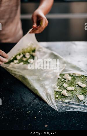 Confectionner du katmer, une pâtisserie philo farcie de pistache et parfois de fromage, qui est populaire à Gaziantep, dans le sud de la Turquie Banque D'Images