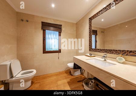 une image d'une toilette et d'un lavabo dans une petite salle de bain d'un appartement de vacances Banque D'Images