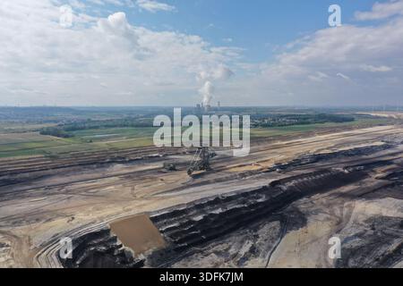 Vue aérienne de la mine à ciel ouvert d'Inden avec pelle à roues à godets et centrale au lignite de Weisweiler en arrière-plan Banque D'Images