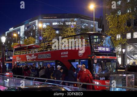 Barcelone. Espagne - 13 janvier 2026 : le bus touristique rouge emblématique de Julia Moventis s'arrête à un arrêt de bus animé du centre-ville de Barcelone entouré de fest Banque D'Images