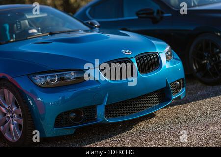 Imola, italie 01 janvier 2026 : voiture de sport haute performance Blue bmw garée à l'extérieur sous la lumière du soleil, mettant en valeur son design avant agressif et son luxe Banque D'Images