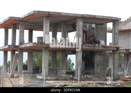 Squelette en béton armé d'un immeuble résidentiel à plusieurs étages en construction avec piliers et dalles de plancher exposés Banque D'Images