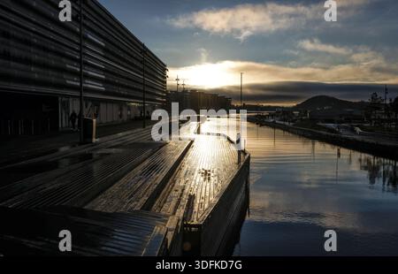 Lumière du soir - coucher de soleil près de la promenade du musée Munch et front de mer près du fjord d'Oslo, Bjorvika, port d'Oslo, Ostlandet, Norvège Banque D'Images