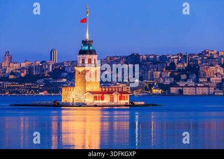 Istanbul, Turquie. La Tour de la jeune fille (Kız Kulesi), également connue sous le nom de Tour de Léandre, une tour historique sur un petit îlot dans le détroit du Bosphore. Banque D'Images