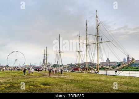 Parc d'attractions et grands bateaux à Odra River Boulevards. Des foules de touristes appréciant le festival des jours de la mer à Szczecin, Pologne Banque D'Images