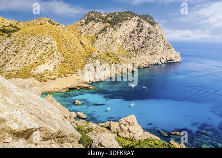Belle vue sur la côte des falaises avec eau turquoise et yachts. Plage de Cala Figuera sur Cap de Formentor, Majorque, Espagne Banque D'Images