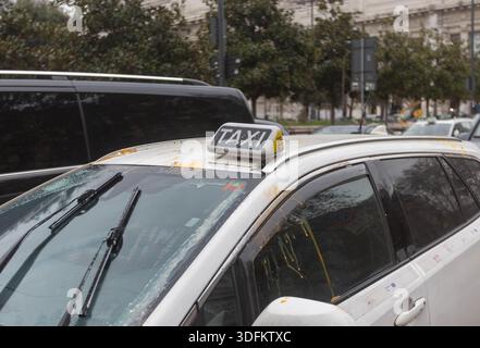 Milan, Italie. 13 janvier 2026. Taxisti in sciopero in Stazione centrale contro Uber - Milano, Italia - Martedì, 13 gennaio 2026 (foto Stefano Porta/LaPresse) grève des chauffeurs de taxi à la gare centrale contre Uber - Milan, Italie - mardi 13 janvier 2026 (photo Stefano Porta/LaPresse) crédit : LaPresse/Alamy Live News Banque D'Images