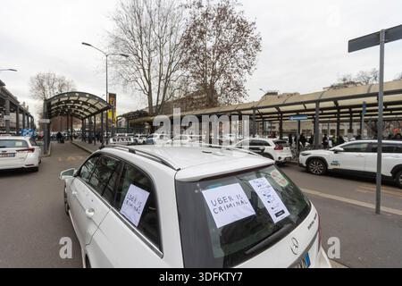 Milan, Italie. 13 janvier 2026. Taxisti in sciopero in Stazione centrale contro Uber - Milano, Italia - Martedì, 13 gennaio 2026 (foto Stefano Porta/LaPresse) grève des chauffeurs de taxi à la gare centrale contre Uber - Milan, Italie - mardi 13 janvier 2026 (photo Stefano Porta/LaPresse) crédit : LaPresse/Alamy Live News Banque D'Images