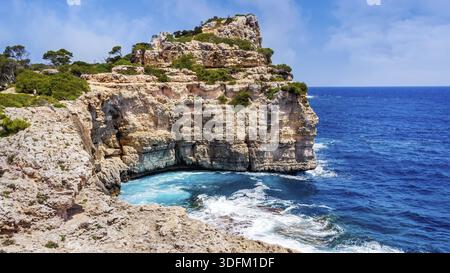 Belle Plage et baie avec de l'eau de mer turquoise des Moro, Cala Santanyi, Majorque, Espagne, Banque D'Images