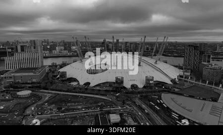 LONDRES, Royaume-Uni - 07 JANVIER 2026 - O2 Arena et les gratte-ciel environnants de North Greenwich par une journée nuageuse Banque D'Images