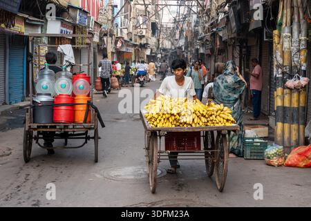 Old Delhi, Delhi, Inde - 31 octobre 2025 : vendeur de bananes poussant un chariot à Old Delhi, Delhi, Inde. Banque D'Images