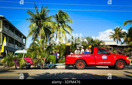 Grand Cayman, îles Caïmans, mai 2023, vue de certaines personnes à l'arrière d'un ramassage rouge en parachute pendant le carnaval Banque D'Images