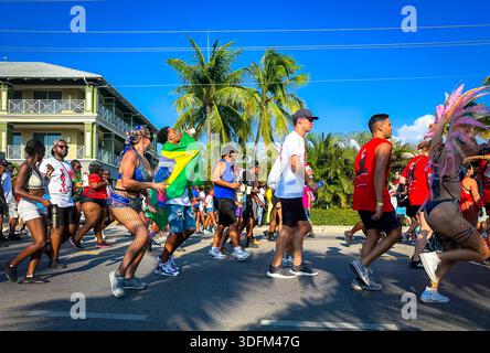 Grand Cayman, Îles Caïmans, mai 2023, vue des amateurs de carnaval défilant Banque D'Images