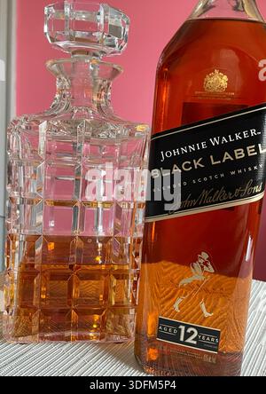 Nature morte d'une bouteille de Johnny Walker, marque noire, whisky scotch mélangé, 2025, États-Unis Banque D'Images