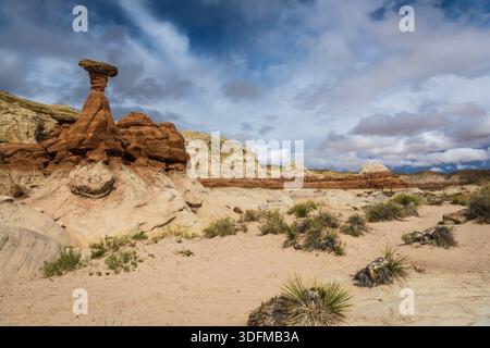 Vue d'un majestueux hoodoo en toadstool debout au milieu du paysage aride, sculpté par le temps et la météo, offrant un aperçu de l'art de la Terre, K Banque D'Images