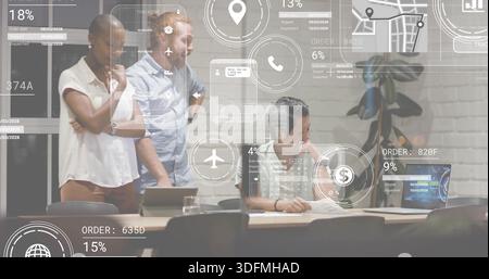 Discuter de trois membres de l'équipe en chemises, examiner l'ordinateur portable et les papiers dans le bureau avec des superpositions HUD Banque D'Images