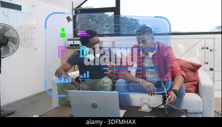 Microphone réglable deux hommes portant un tee-shirt bleu marine et une chemise rouge enregistrant en studio, avec recouvrement AR Banque D'Images