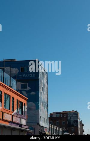 Maisons colorées avec des peintures murales sur Venice Beach en Californie. Architecture côtière emblématique, art de rue dynamique et atmosphère animée en bord de mer Banque D'Images