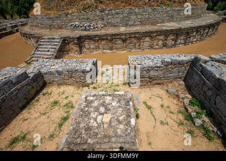 Vue d'anciennes ruines de pierre et de structures avec des textures altérées sous un ciel lumineux, PMO Colony Road, Taxila, Punjab, Pakistan. Banque D'Images