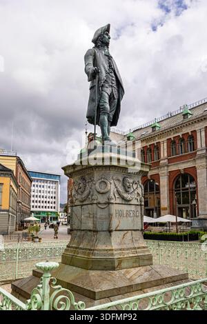 La statue de Ludvig Holberg, poète et philosophe danois-norvégien, à Bergen, une ville côtière de Vestland, en Norvège Banque D'Images