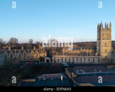 OXFORD, Royaume-Uni - 10 JANVIER 2026 - Magdalen College Grande Tour dominant l'historique ville d'Oxford Banque D'Images