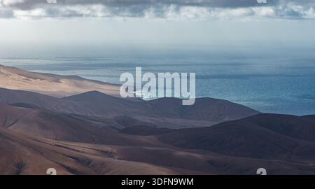 Vue aérienne de la côte ouest de Fuerteventura près des plages de Cofete Banque D'Images