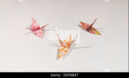 Grues origami isolées sur fond blanc. C'est la culture traditionnelle japonaise. Sculpture en papier par des techniques de pliage et de relaxation. Origami réglable Banque D'Images