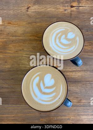 Deux lattes avec art latte en forme de coeur Banque D'Images