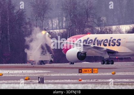 DATE D'ENREGISTREMENT NON INDIQUÉE HB-IHA Edelweiss Airbus A350-900 - Aviation Copyright : xSergioxBrunettix Banque D'Images
