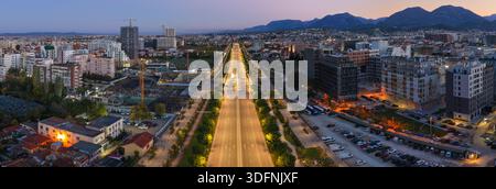 Vue aérienne nocturne de Tirana regardant vers le nord le long du boulevard Zogu I, avec des lampadaires lumineux menant vers Zall-Herr. Banque D'Images