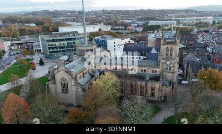 Vue aérienne de la cathédrale de Blackburn entourée par le centre-ville de Blackburn, Lancashire, Angleterre. La cathédrale anglicane historique Banque D'Images