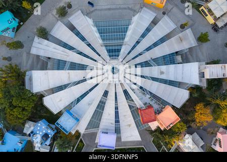 Vue aérienne de haut en bas de la pyramide de Tirana, mettant l'accent sur son entrée principale et son design architectural rayonnant saisissant. Banque D'Images