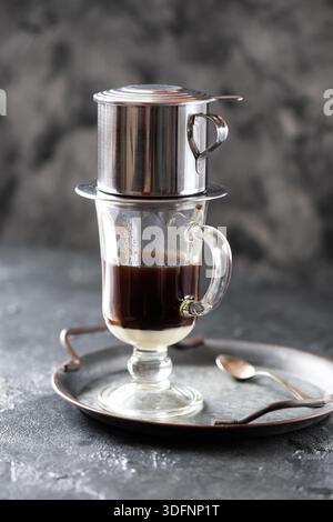Café vietnamien dans un verre vertical irlandais Banque D'Images