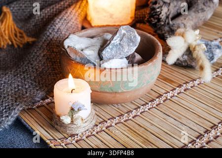 Bougies et pierres créant une atmosphère sereine pour un rituel spirituel Banque D'Images