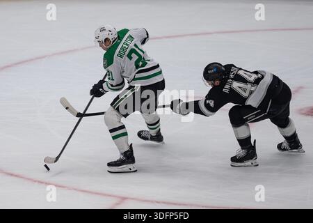 Jason Robertson (21 ans), l’aile gauche des Stars de Dallas, est défendu par le défenseur des Kings de Los Angeles Mikey Anderson (44 ans) lors d’un match de hockey dans la LNH, le lundi 12 janvier 2026, à Crypto.com, à Los Angeles, EN CALIFORNIE, les Stars battent les Kings 3-1. (Jon Endow/image du sport) Banque D'Images