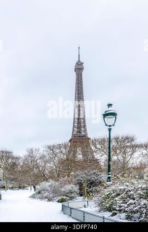 Paris, France - 7 janvier 2026 : vue panoramique sur la tour Eiffel lors d'une journée de neige abondante. Conditions météorologiques inhabituelles à Paris Banque D'Images
