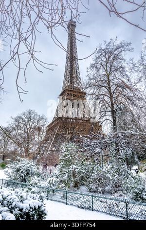 Paris, France - 7 janvier 2026 : vue panoramique sur la tour Eiffel lors d'une journée de neige abondante. Conditions météorologiques inhabituelles à Paris Banque D'Images