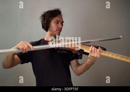 Performance basse puissante, performeur dynamique communiquant passionnément par le biais de la guitare basse, musicien aux cheveux bouclés immergé dans des basses expressives Banque D'Images
