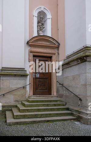 Les marches et la porte de Kirche préparent Michael (église Saint-Michel ou Studienkirche) sur Schustergasse, Altstadt (vieille ville), Passau, Allemagne Banque D'Images