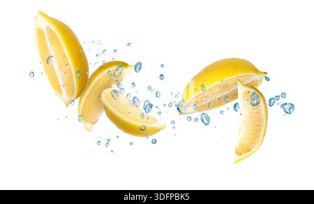 Citrons frais tombant dans l'eau sur fond blanc Banque D'Images