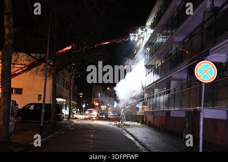 VLISSINGEN - Un grand incendie s'est déclaré dans un complexe résidentiel de Schutterijstraat à Vlissingen après une explosion. L'explosion a provoqué un incendie au deuxième étage. Provicom MULTIMEDIA SERVICES / ANP netherlands Out - belgium Out Banque D'Images