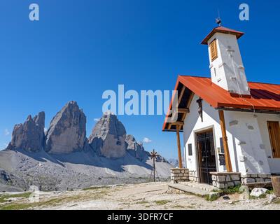 Chapelle de Rifugio Locatelli (Drei Zinnen Hütte), donnant sur la Tre Cime di Lavaredo Banque D'Images