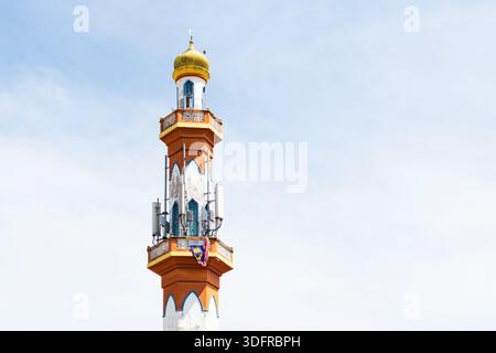 Ancien minaret de mosquée avec des caractéristiques architecturales islamiques traditionnelles, debout comme un symbole du patrimoine religieux en Malaisie Banque D'Images